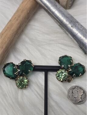 Schreiner Unsigned Emerald Green Glass Clip Earrings